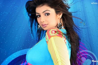 Ayesha takia close up hd wallpaper.jpg