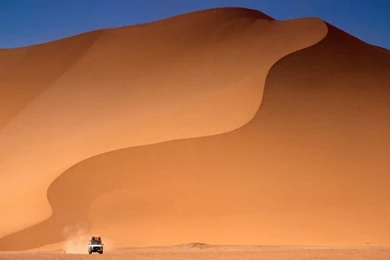 1024x768 Jeep In Desert Desktop PC And Mac Wallpapers