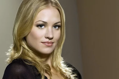 Yvonne Strahovski Smiling Wallpapers 28461