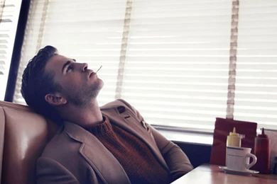 Download Wallpapers 2048x1152 Liam Hemsworth, Actor, Cafe, Cup ...