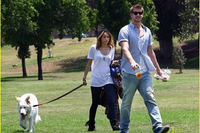 Miley cyrus and liam hemsworth hd wallpaper for desktop background 843a4d7fb5b1641b0bb8e3c2b2e75231 large 5176.jpg