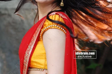 Wallpapers India: Aksha Hot Show In Red Saree & Blouse....