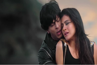 Actor Shah Rukh Khan Hug To Actress Kajol In Movie Dilwale ...
