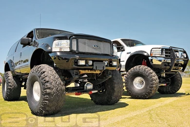 1112 8l 17 8 lug desktop wallpapers december 2011 pair of lifted black and white hd ford trucks.jpg