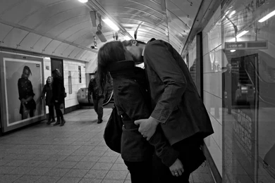 32 Romantic Photos Of Kissing In London – Now. Here. This. – Time ...