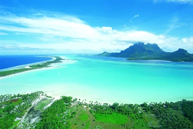 Perfect Clear Blue Aqua Lagoon Off Paradise Island Bora Bora ...