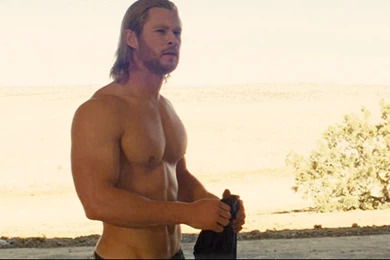Chris Hemsworth Is Unrecognizable After Slimming Down For 'In The ...