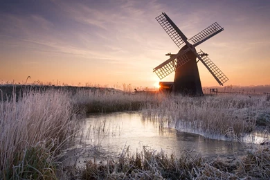 Windmill on a frosty morning 29284 1920x1080.jpg