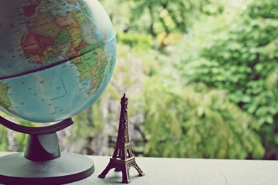 Globe Eiffel Tower.jpg