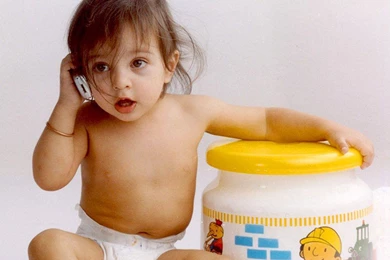 Cute Little Baby Girl Talking On Phone HD Wallpaper 1024x768 cutelittlebabies.blogspot.com_.jpg