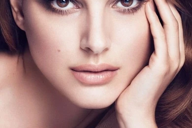 Download Natalie Portman Glamorous Wallpapers For iPhone 4