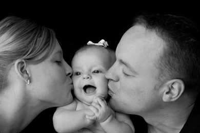 Parents Kiss Baby Girl Wallpapers HD