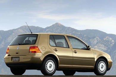12012_volkswagen_golf_4_golden.jpg