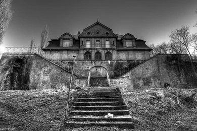 Black & White Old House Wallpapers
