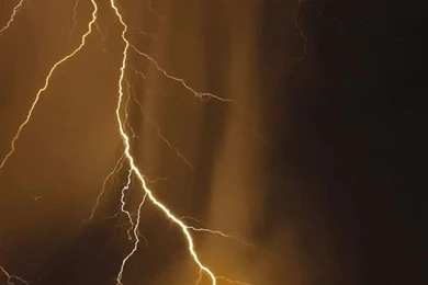 Wallpapers Weekends: Lightning Strikes For iPhone 5