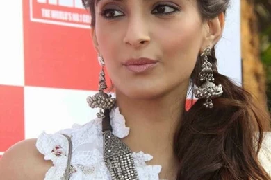 Sonam Kapoor Hot Cleavage Latest HD Wallpapers