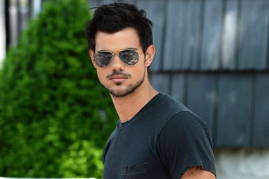 Handsome Actor Taylor Lautner In Glasses Pictures.jpg