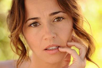 Mobile Linda Cardellini Wallpapers