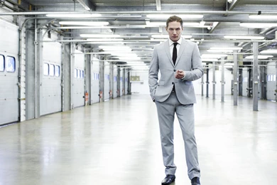 Download 2560x2048 Tom Hardy In The Empty Garage Wallpapers