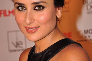 Kareena Unveils Latest Filmfare    Kareena Kapoor Picture