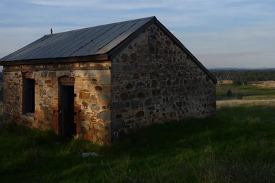 Gorgeous Disused Farmhouse Wallpapers For Your Linux Mint MATE Desktop.