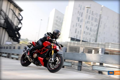 2011 Ducati Streetfighter S Wallpapers   Mbike.com