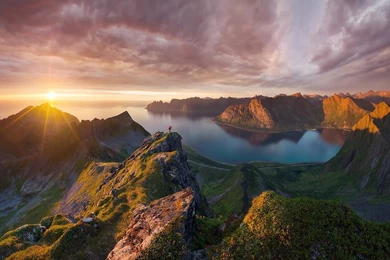 Awesome mountains sunlight wallpapers_44467_1600x1200.jpg