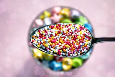 Download Wallpapers 3840x2160 Spoon, Pills, Plate, Table, Sweets 4K ...