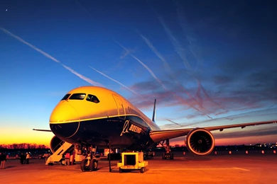 Boeing 787 Lands In Huntsville
