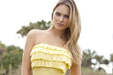 Brazilian model lisandra tomacheski looking hot in this dress  1024x755.jpg