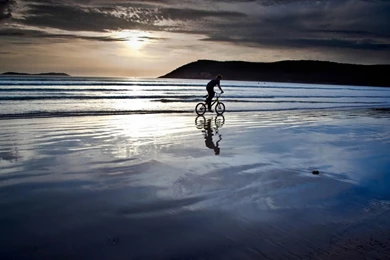 Cycling_in_the_sea 1680x1050.jpg