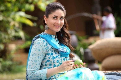 Kareena Kapoor In Latest Movie Singham Returns Smile Look ...