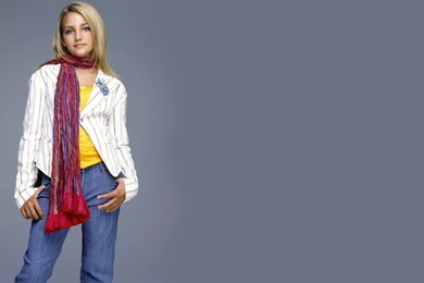 Jamie Lynn Spears On A Red Couch Wallpapers