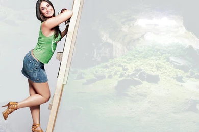 Wallpapers Karishma Kapoor Hot Kareena Posses Silky Legs Pics ...