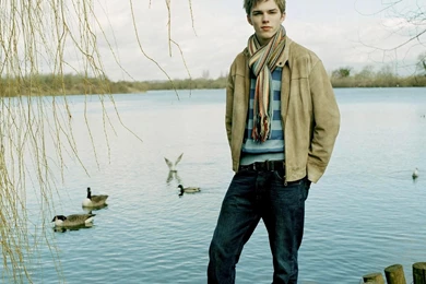 Download Wallpapers 1600x1200 Nicholas Hoult, Actor, Guy, Pond ...