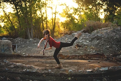 Download 2560x1440 Lindsey Stirling Acrobatic Moves Wallpapers