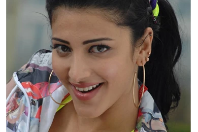 Shruti Hassan Smiling Hot Hd Wallpapers