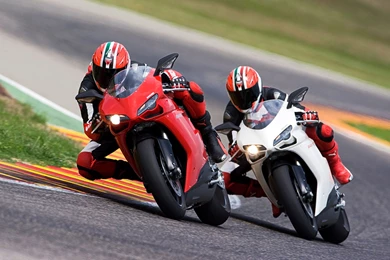 DANGEROUS SPORTS   MOTORCYCLE RACING!   2 RACERS CLOSE