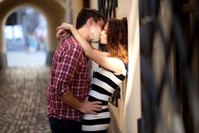 Romantic Couple Kissing Wallpapers