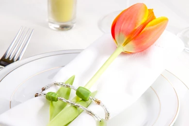 Download Wallpapers 3840x2160 Plate, Flower, Napkin, Table Setting ...