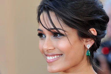 Freida Pinto Cute Face Wallpapers Wallpapers