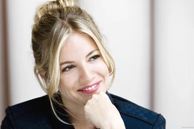 Download 1600x900 Sienna Miller Smiling Wallpapers
