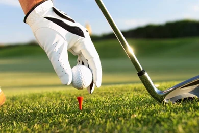 GOLFER PUTTING THE BALL ON TEE WALLPAPER (
