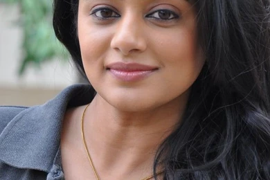 Theleu Actress Wallpapers: Priyamani New HQ Stills