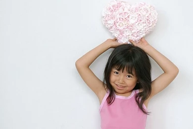 Little Girl Holding Heart shaped Bouquet Photo 18   Wallcoo.net