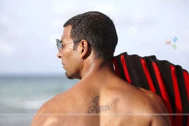 Wallpapers   Akshay Kumar Showing His Tattoo (37760) Size:1366x768