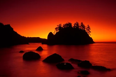 2560x1920 Red Sunset Ocean & Dark Island Desktop PC And Mac Wallpapers