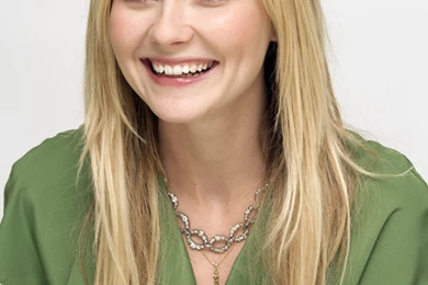 Kirsten Dunst Cute Smile Wallpapers HD