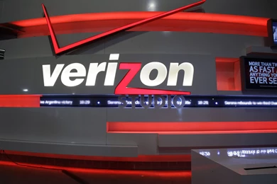Verizon Workers To Stay On Job Without New Contract