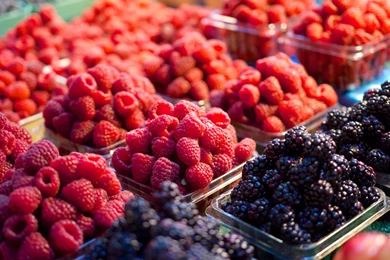 Fresh Raspberries & Blackberries Fruits At The Market 4K Wallpapers